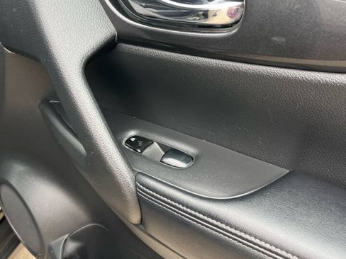 Used 2017 Nissan Rogue SV AWD/4WD image 44