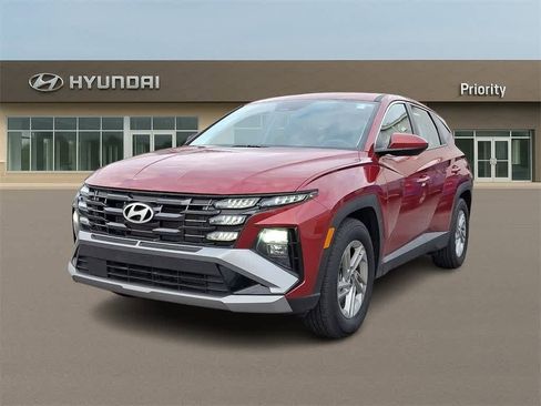 Certified 2025 Hyundai Tucson SE image 1