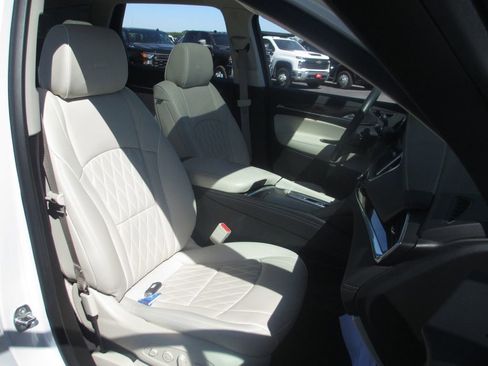 Used 2024 Buick Enclave Avenir FWD image 25