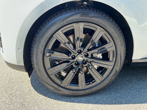 New 2025 Land Rover Range Rover SE image 9