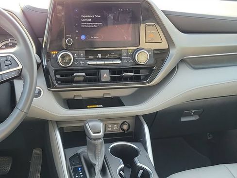 Used 2024 Toyota Highlander XLE AWD/4WD image 14