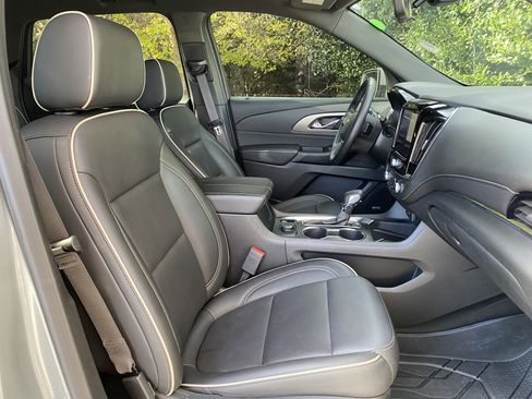 Used 2023 Chevrolet Traverse Premier image 36