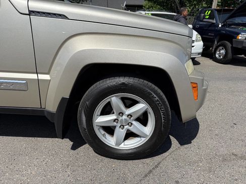 Used 2010 Jeep Liberty Limited w/ Comfort/Convenience Group image 12
