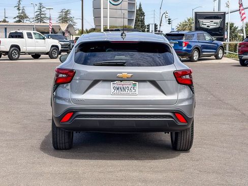 Used 2024 Chevrolet Trax LS w/ LS Convenience Package FWD image 3