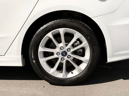 Used 2019 Ford Fusion SE FWD image 2