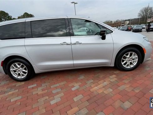 Used 2024 Chrysler Pacifica Touring-L image 2