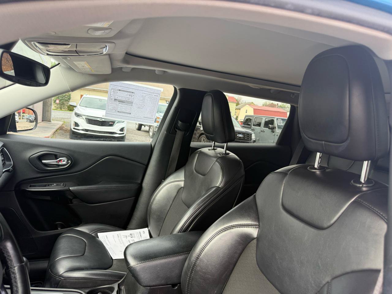 Used 2020 Jeep Cherokee Latitude Plus AWD/4WD image 23