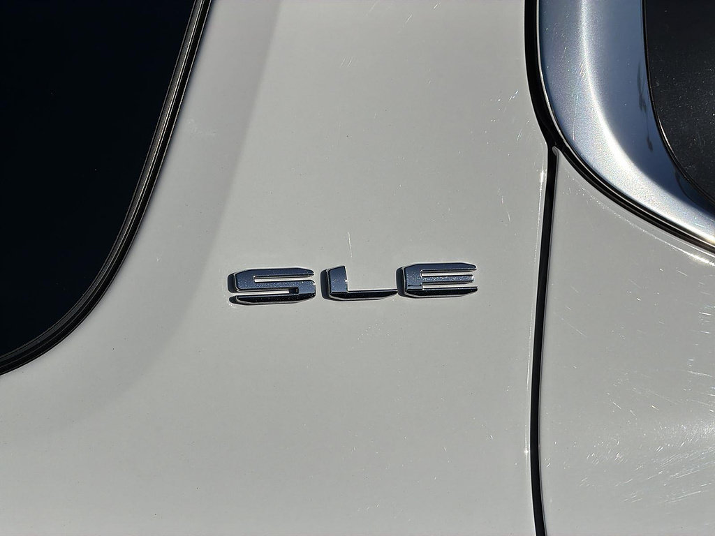 Used 2023 GMC Acadia SLE FWD image 30
