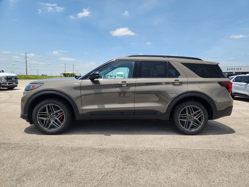New 2026 Ford Explorer ST-Line w/ ST-Line Street Pack RWD image 3