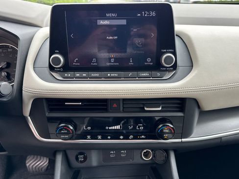 Used 2025 Nissan Rogue SV FWD image 29