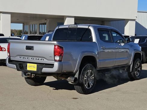 Used 2017 Toyota Tacoma TRD Sport image 4