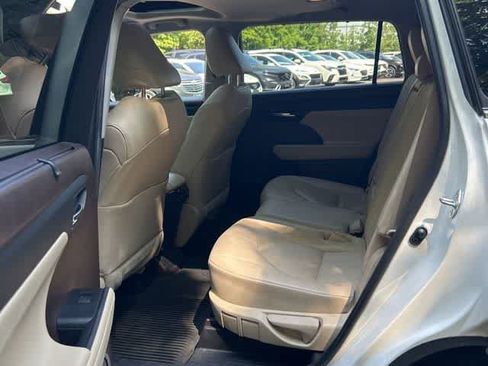 Used 2021 Toyota Highlander XLE AWD/4WD image 5