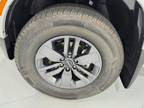 Certified 2025 Nissan Frontier SV image 31