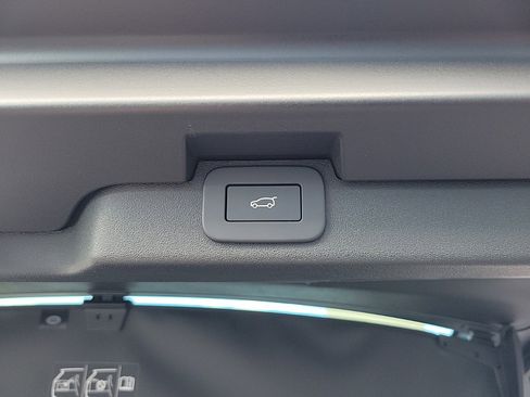 Used 2025 Land Rover Discovery Dynamic SE image 8