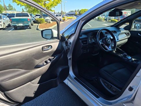 Used 2019 Nissan Leaf SV w/ SV Technology Package FWD image 7