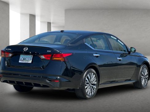 Used 2024 Nissan Altima 2.5 SV FWD image 4
