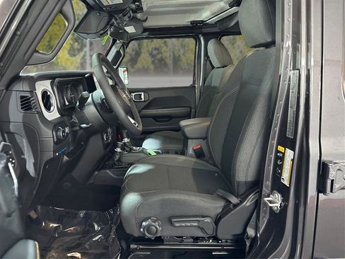 Used 2025 Jeep Wrangler Unlimited Sahara image 9