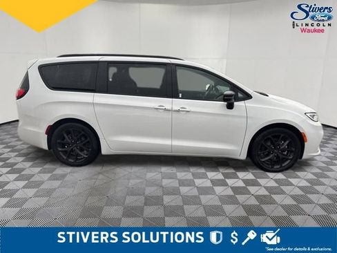 Used 2025 Chrysler Pacifica Limited image 10