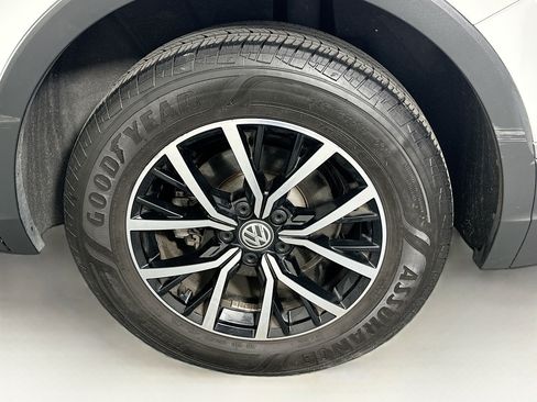 Used 2021 Volkswagen Tiguan SE w/ Panoramic Sunroof Package image 11