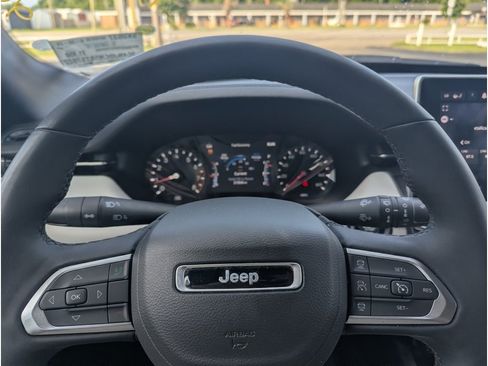 Used 2025 Jeep Compass Limited AWD/4WD image 16