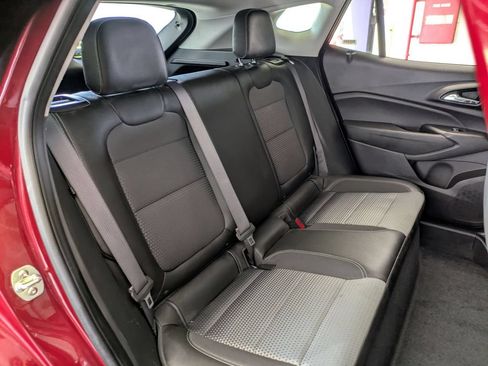 Used 2025 Chevrolet Trax LT w/ LT Convenience Package FWD image 23