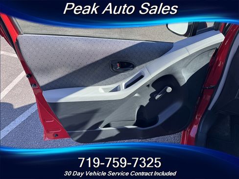 Used 2010 Toyota Yaris 4-Door Hatchback image 11