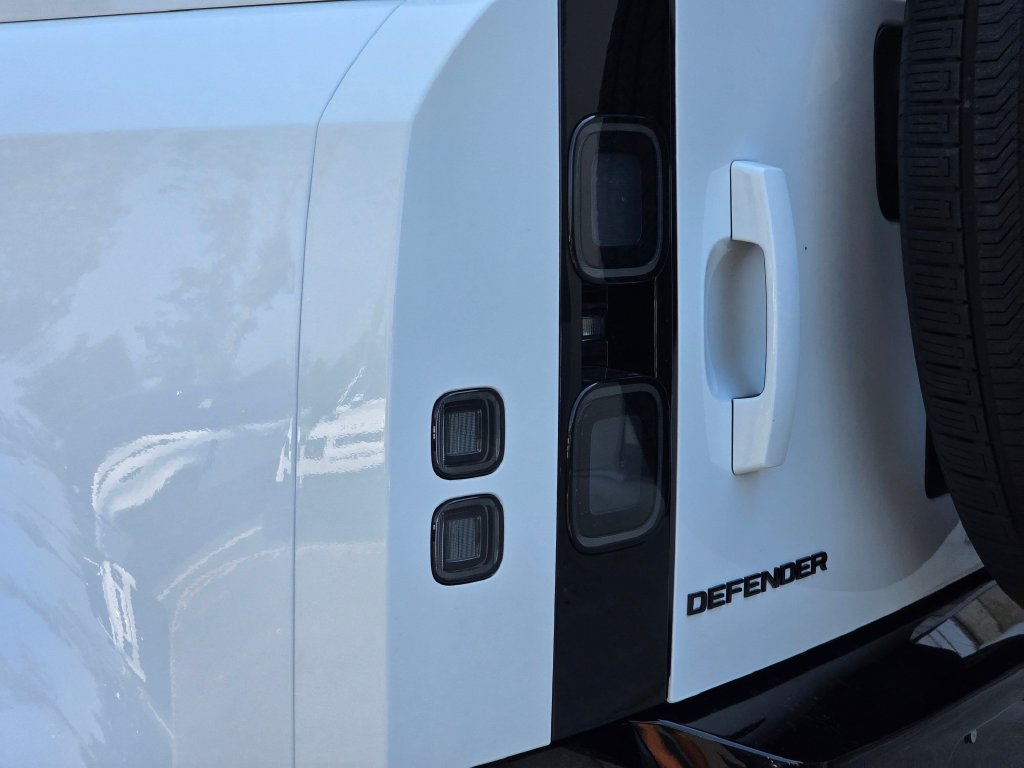 New 2026 Land Rover Defender 110 X-Dynamic SE AWD/4WD image 36