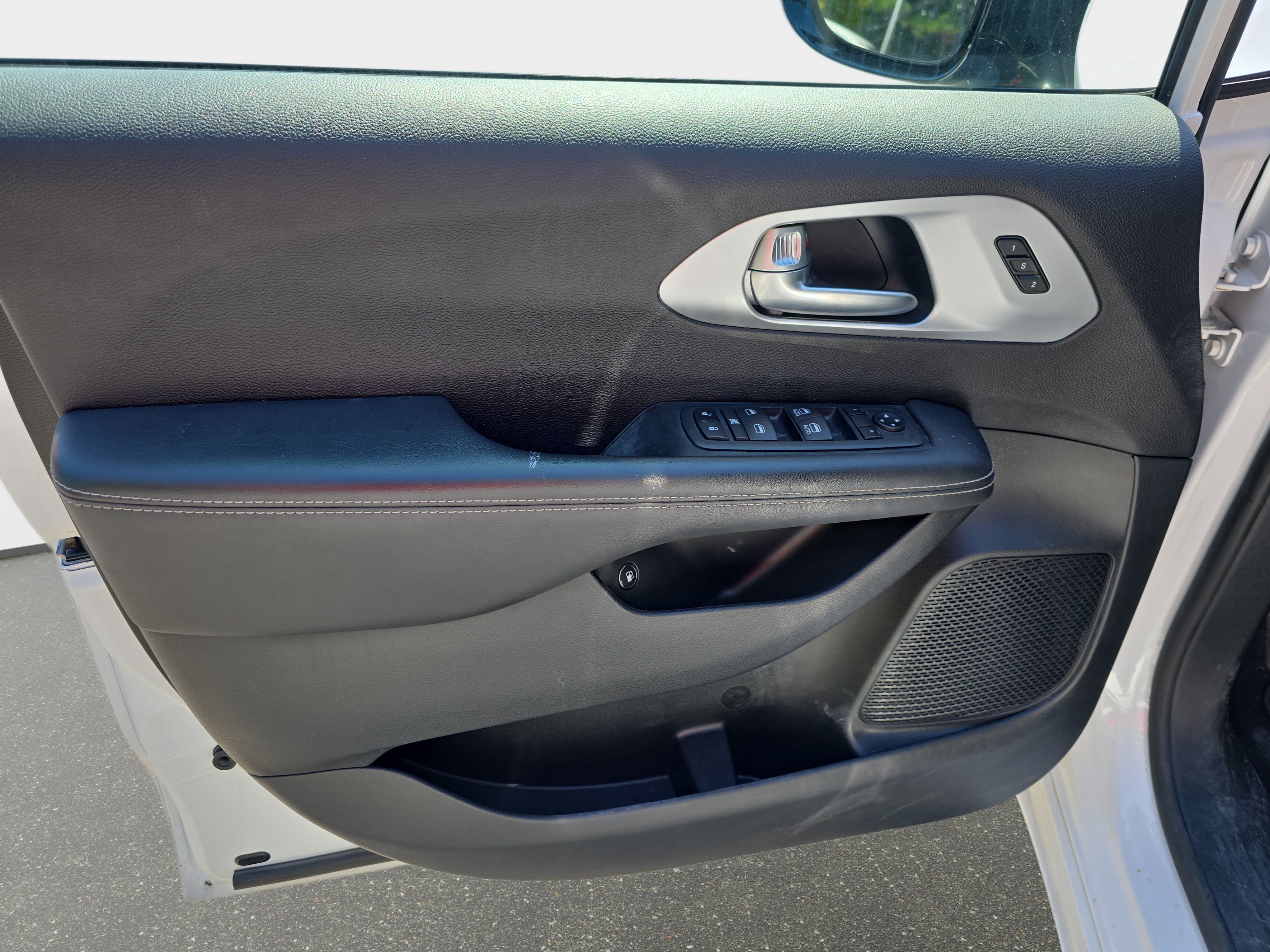 Used 2024 Chrysler Pacifica Limited FWD image 8