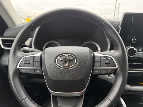 Used 2023 Toyota Highlander XLE AWD/4WD image 14