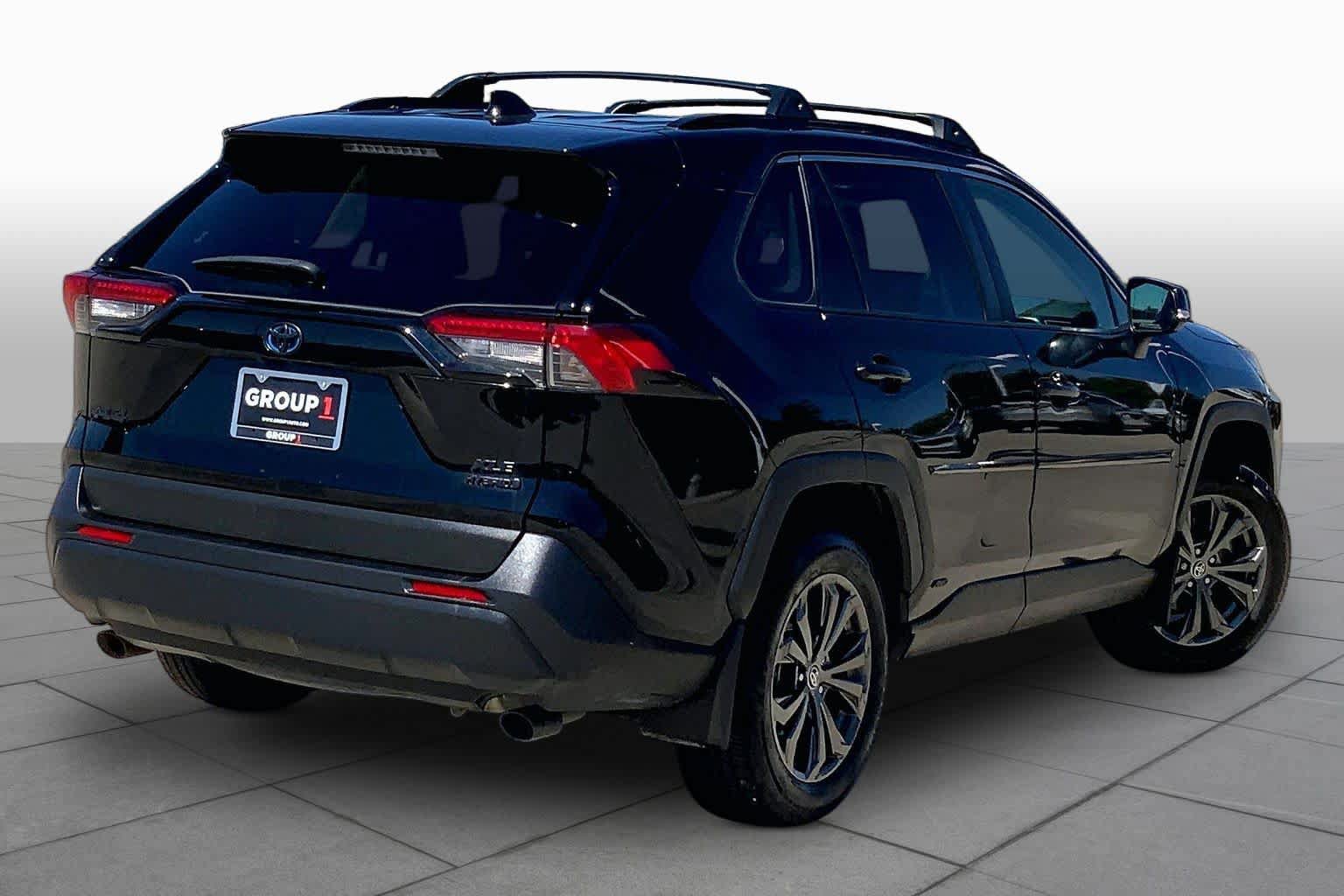 Used 2022 Toyota RAV4 XLE Premium AWD/4WD image 13