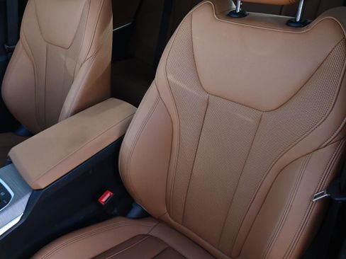 Used 2025 BMW 330i xDrive Sedan w/ Convenience Package image 9