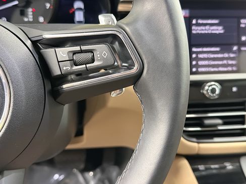 Certified 2025 Porsche Macan image 38