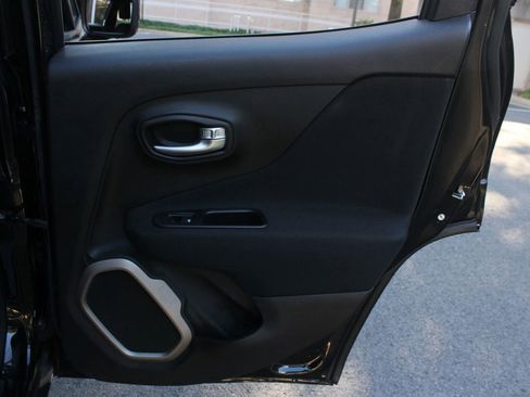 Used 2017 Jeep Renegade Latitude FWD image 21