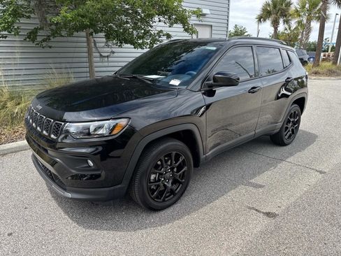 Used 2025 Jeep Compass Latitude w/ Altitude Special Edition AWD/4WD image 1