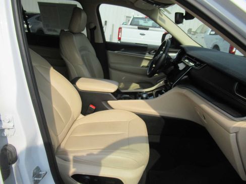 Used 2022 Jeep Grand Cherokee L Limited AWD/4WD image 26