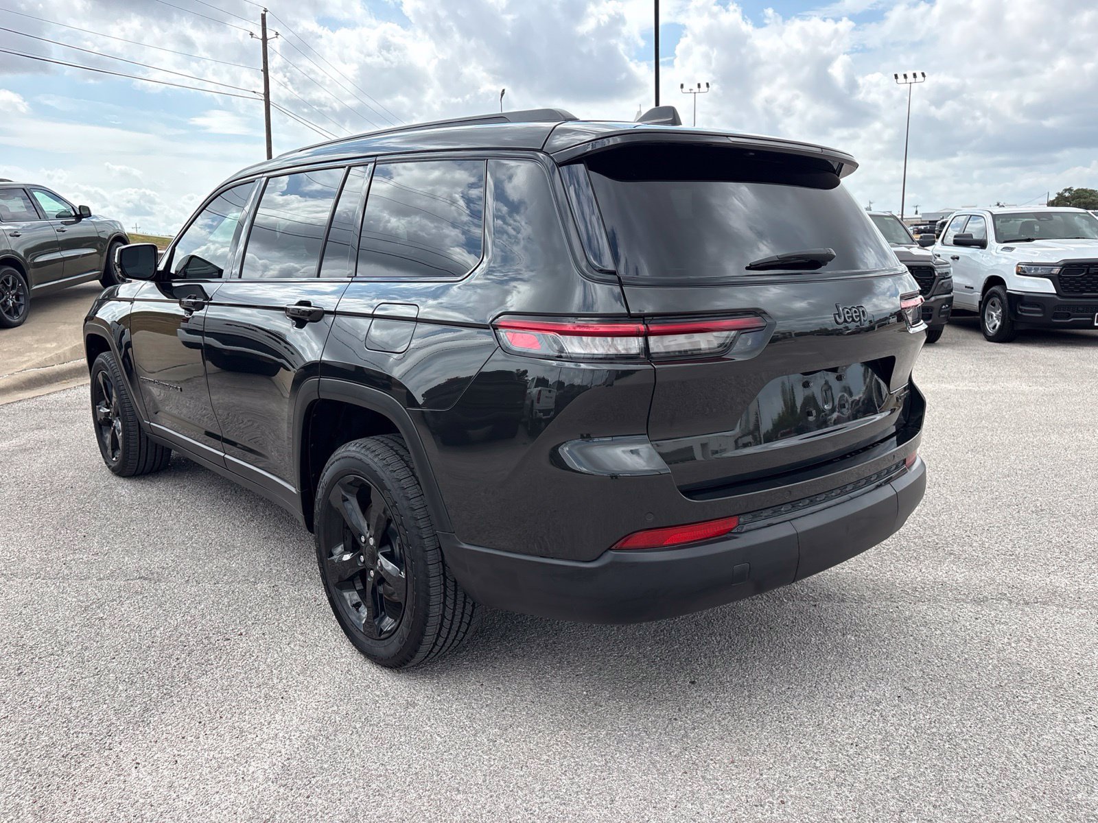 Used 2024 Jeep Grand Cherokee L Limited w/ Black Appearance Package RWD image 4