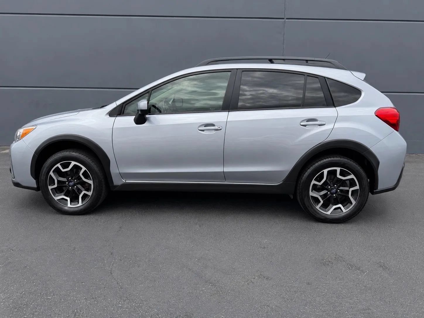 Used 2016 Subaru Crosstrek 2.0i Premium w/ Moonroof Package AWD/4WD image 8