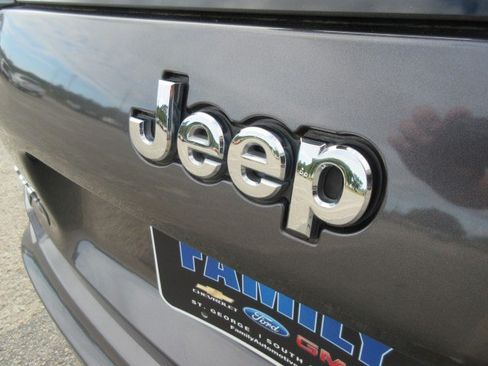 Used 2019 Jeep Cherokee Overland w/ Technology Group AWD/4WD image 13