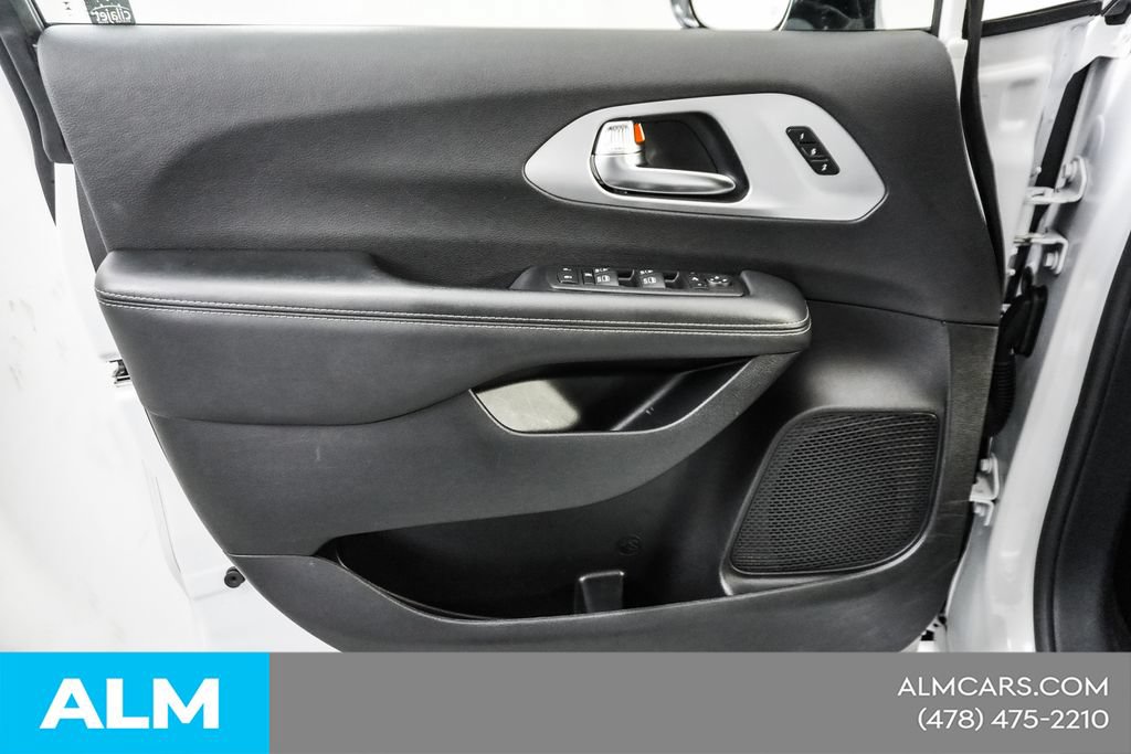 Used 2025 Chrysler Pacifica Limited FWD image 43