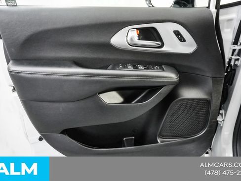 Used 2025 Chrysler Pacifica Limited FWD image 43