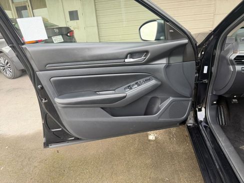 Used 2025 Nissan Altima 2.5 SV image 18