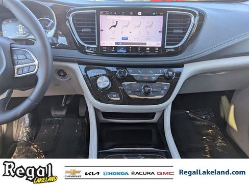 Used 2022 Chrysler Pacifica Limited image 13