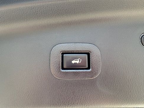 Used 2020 Nissan Armada SL image 32