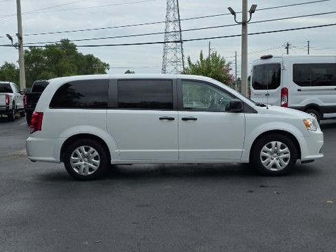 Used 2020 Dodge Grand Caravan SE w/ UConnect Hands-Free Group FWD image 8