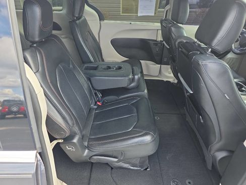 Used 2018 Chrysler Pacifica Touring-L Plus image 14