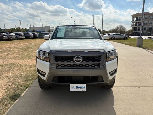 Used 2025 Nissan Frontier SV w/ SV Convenience Package image 3