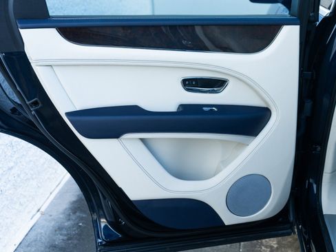 Used 2024 Bentley Bentayga image 34