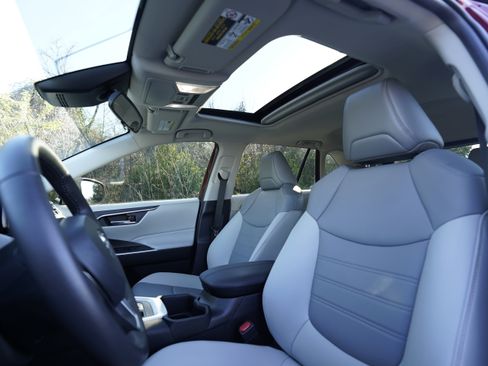 Used 2022 Toyota RAV4 XLE Premium image 9