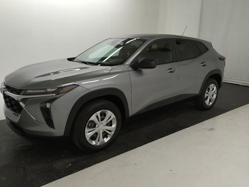 Used 2024 Chevrolet Trax LS w/ Driver Confidence Package FWD image 2