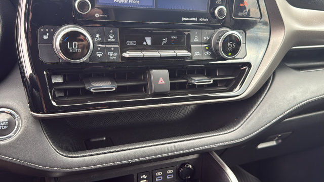 Used 2022 Toyota Highlander XLE AWD/4WD image 22